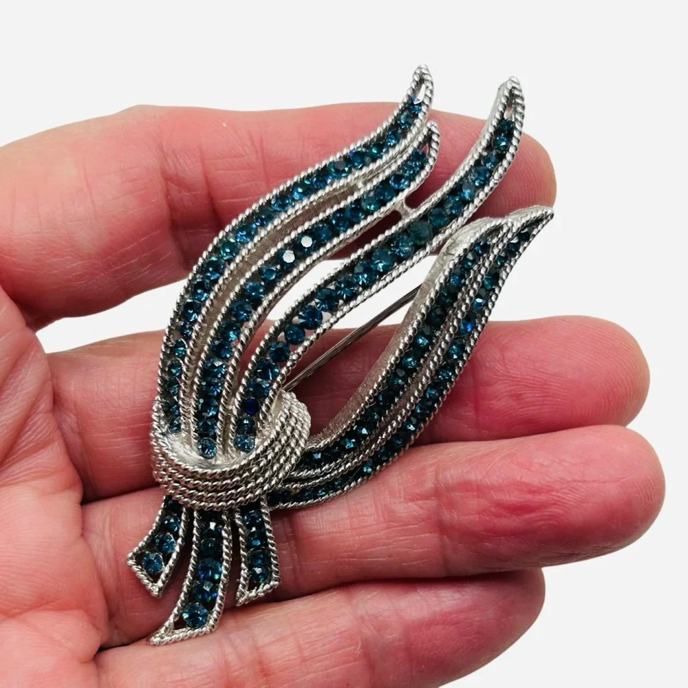 Vintage Trifari 1963 Cavalcade Montana Blue Brooch Earring Set